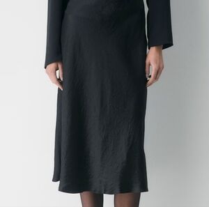 Aritzia Babaton Slip Satin Midi High Rise Wrinkle Effect Black Skirt Size 6
